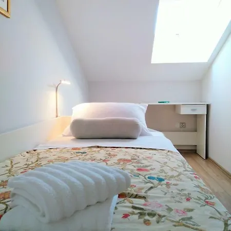 Apartment Apartman Lelu